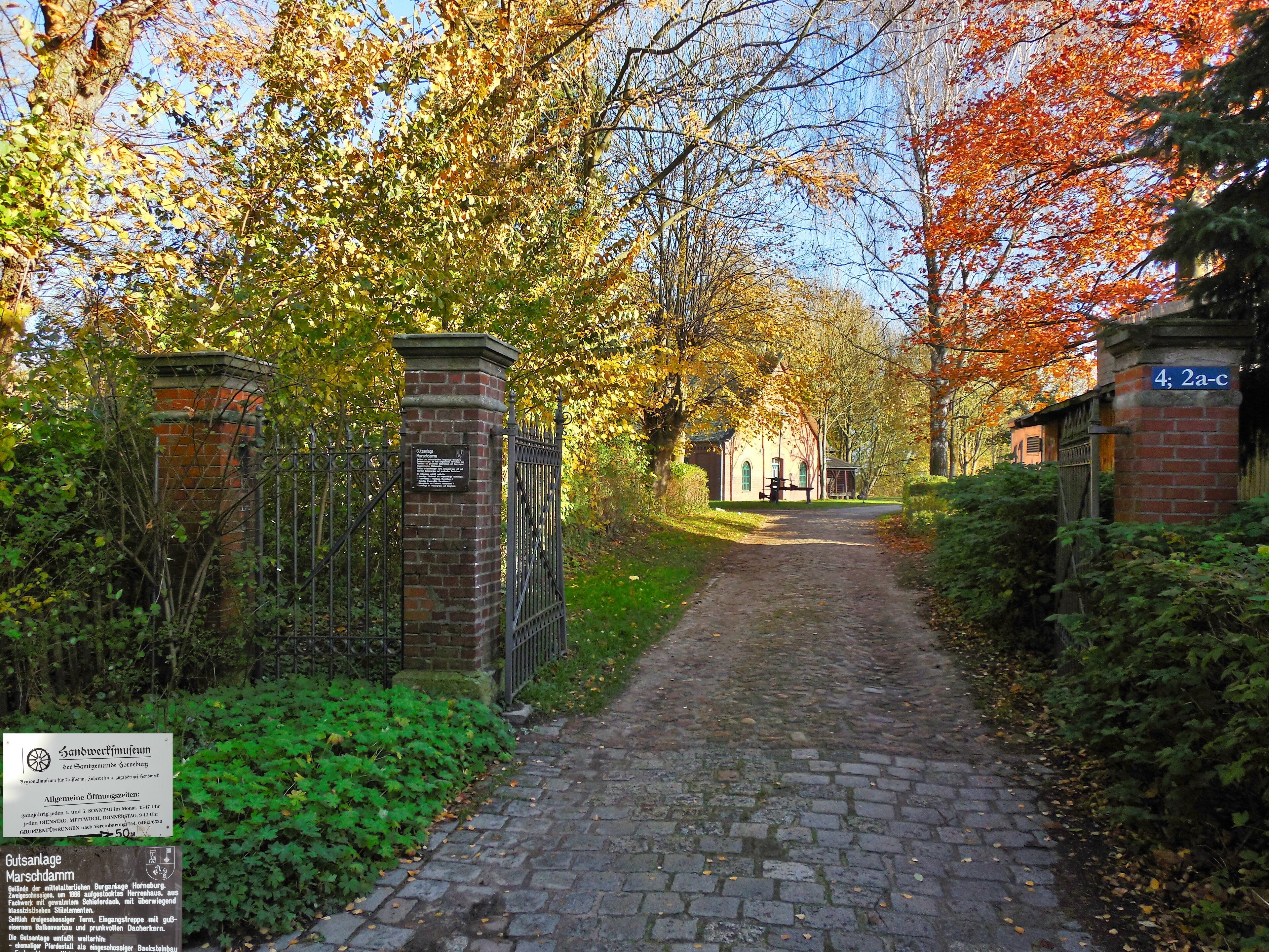 Eingangstor zur Gutsanlage Marschdamm