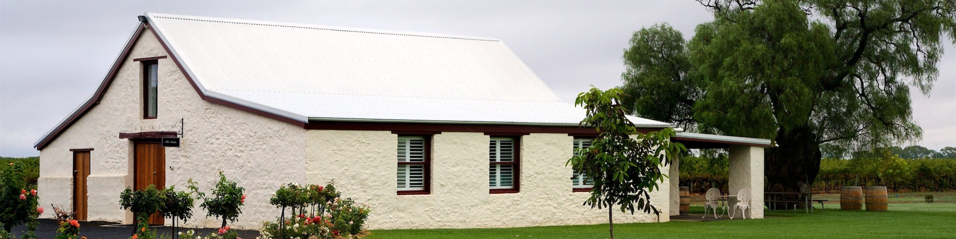 Katnook Estate mostrando uma casa, flores e um jardim