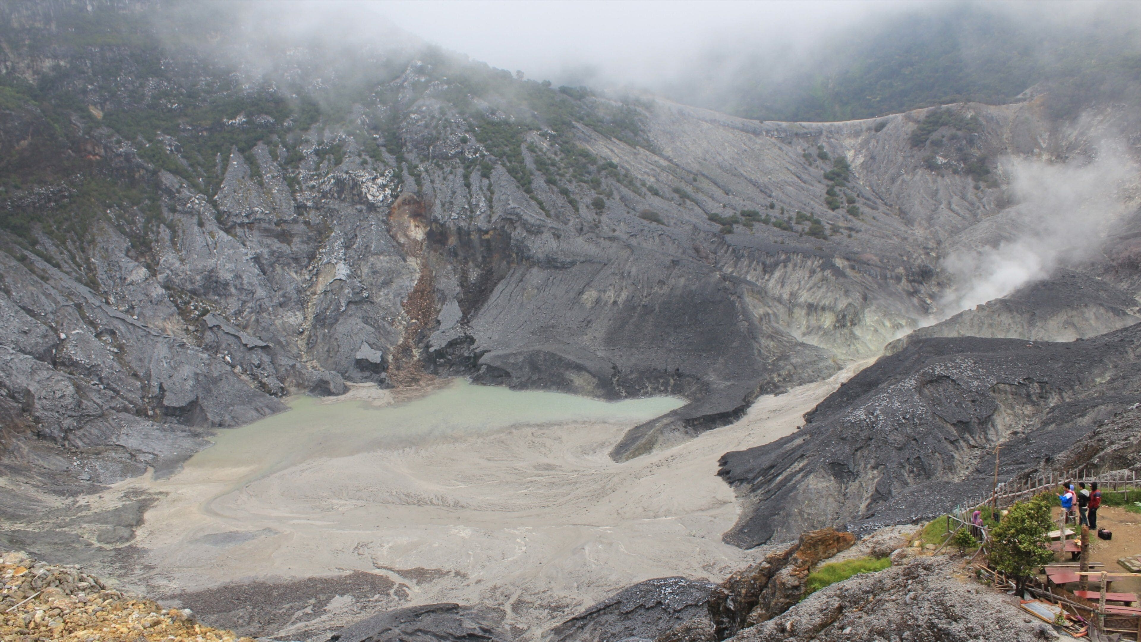Bandung som omfatter udsigt over landskaber, bjerge og tåge eller dis