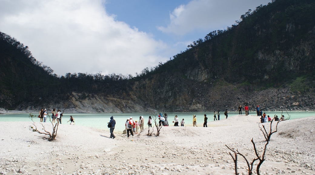 Bandung som omfatter en sø eller et vandhul og vandring eller gåture såvel som en stor gruppe mennesker