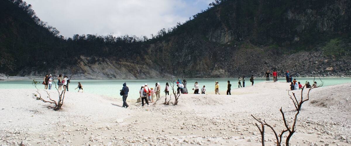 Bandung trong đó bao gồm đi bộ và hồ nước cũng như nhóm lớn