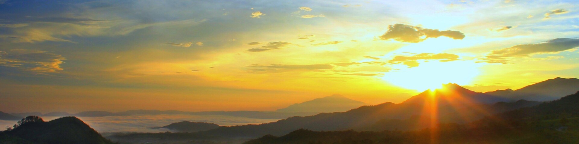 Bandung que inclui montanhas, fazenda e um pôr do sol