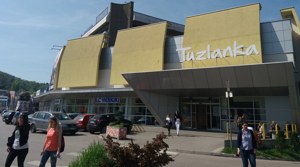 Good shoping centre with all you need especialy ATMs where some of them will not charg you any commision.
#atm #Tuzla #Omega #bestoftheday #childfriendly