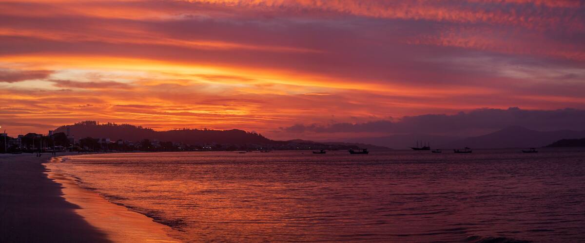 panorâmica e o pôr-do-sol na praia da Cachoeira do Bom Jesus Canasvieiras Florianopolis Santa Catarina Brasil Florianópolis