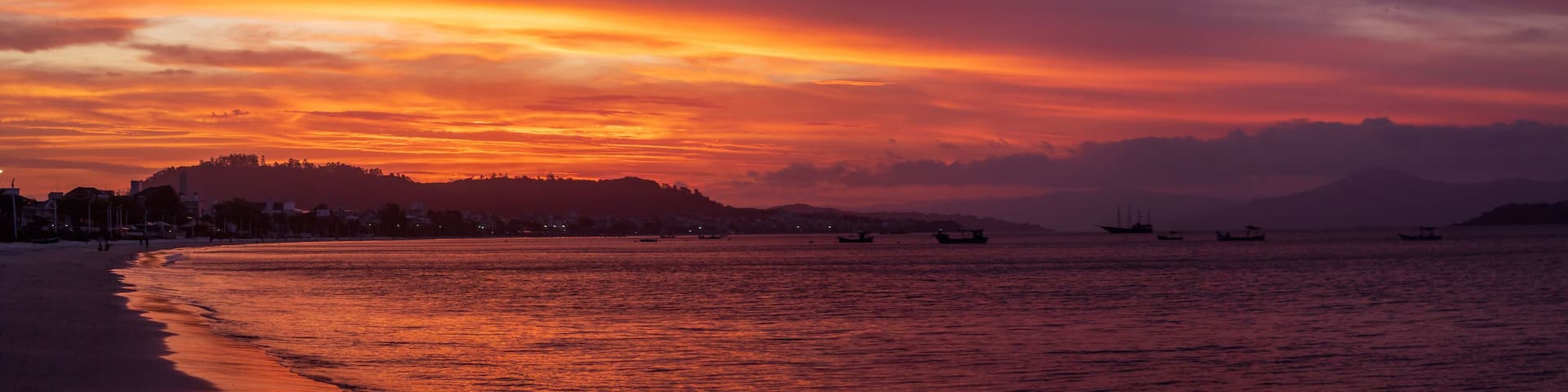 panorĂąmica e o pĂŽr-do-sol na praia da Cachoeira do Bom Jesus Canasvieiras Florianopolis Santa Catarina Brasil FlorianĂłpolis