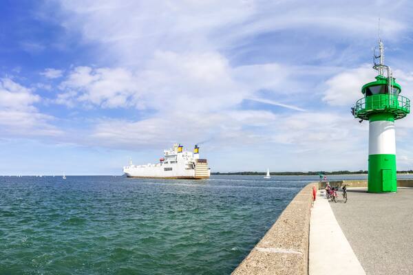 Hafeneinfahrt mit Leuchtturm an der Nordermole in Travemünde