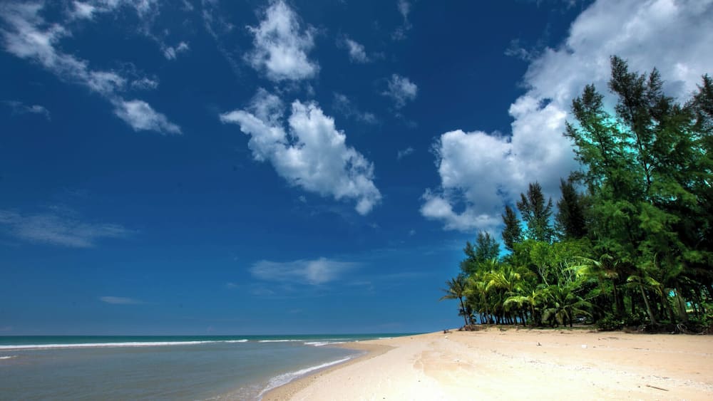 A lovely quiet spot where the lagoon meets the sea. White sands, palm trees, the very essence of a tropical beach
#Thailand #palmtrees #paradise #Tropicalbeach