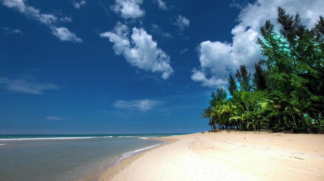 A lovely quiet spot where the lagoon meets the sea. White sands, palm trees, the very essence of a tropical beach
#Thailand #palmtrees #paradise #Tropicalbeach