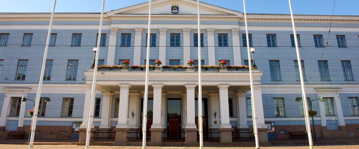 Ayuntamiento de Helsinki ofreciendo un edificio administrativo y patrimonio de arquitectura
