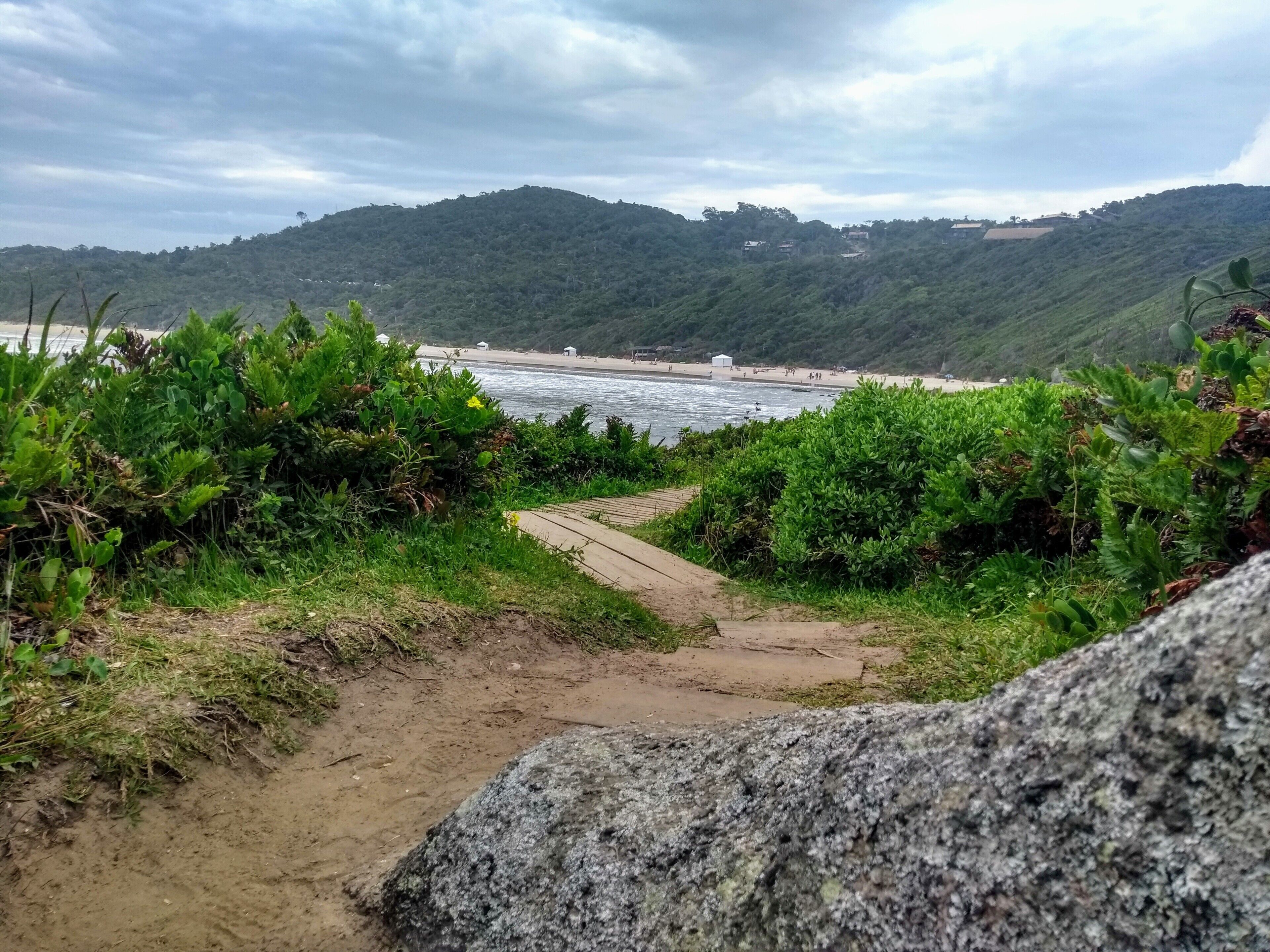 Trilha para praia Vermelha, saindo do Rosa Norte.