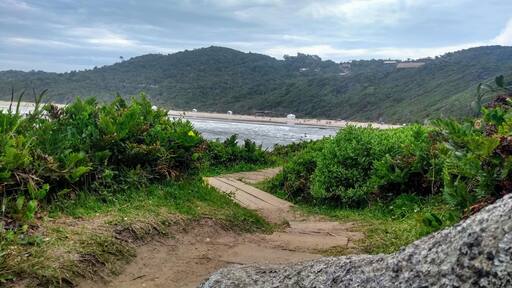 Trilha para praia Vermelha, saindo do Rosa Norte.