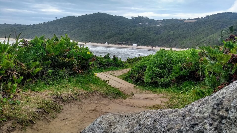 Trilha para praia Vermelha, saindo do Rosa Norte.