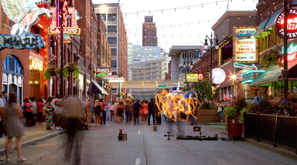 Khu phố lịch sử Greektown cho thấy biển hiệu và thành phố cũng như nhóm nhỏ