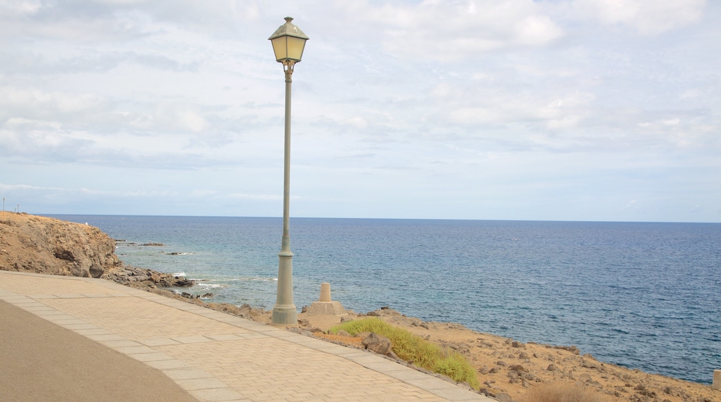 Costa de Antigua mostrando vistas generales de la costa