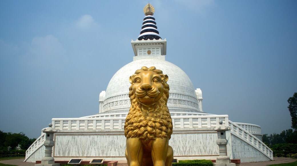 Shanti Vana que incluye una estatua o escultura, un templo o lugar de culto y arquitectura patrimonial