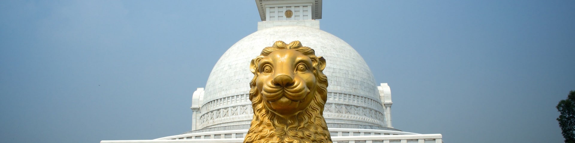 Shanti Vana mostrando um templo ou local de adoração, uma estátua ou escultura e elementos religiosos