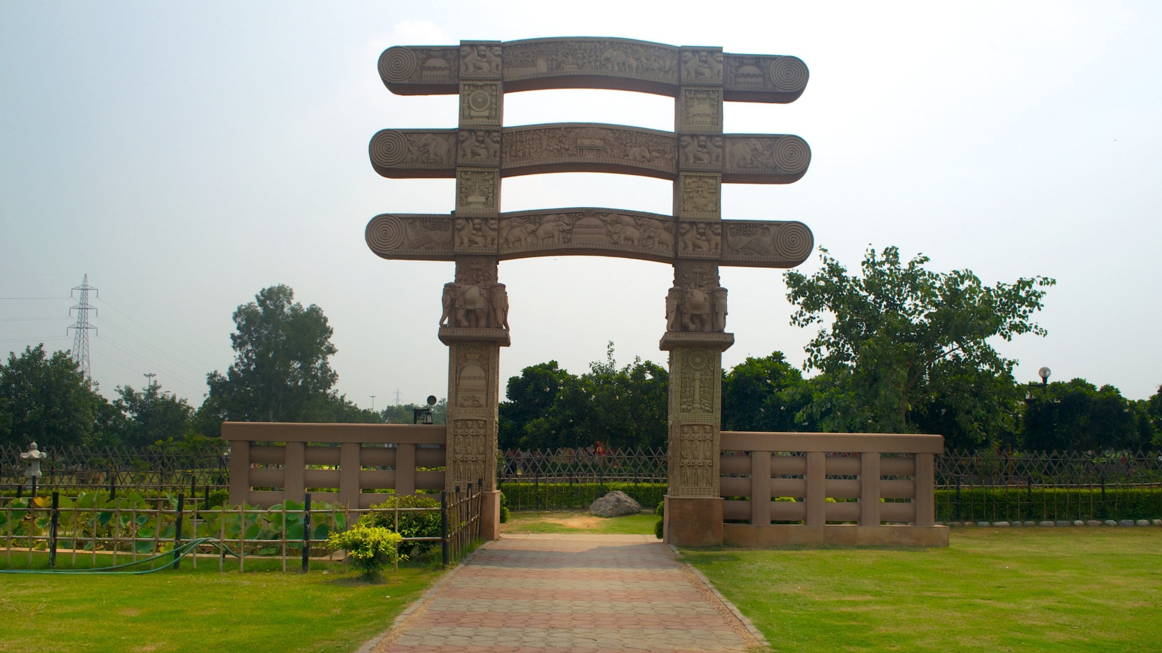 Shanti Vana mostrando un jardín y arte al aire libre
