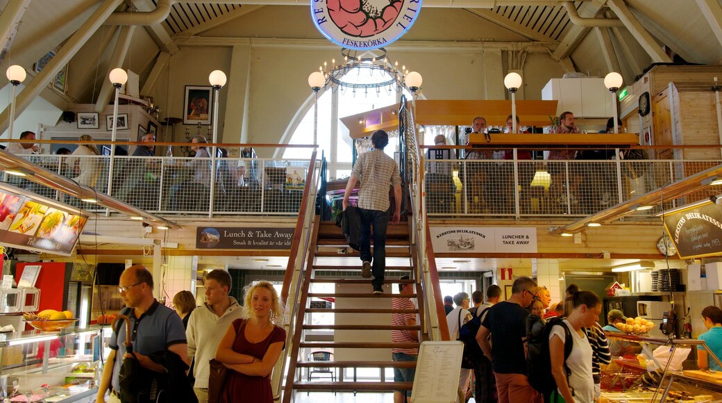 Feskekörka mostrando vista interna y mercados y también un gran grupo de personas