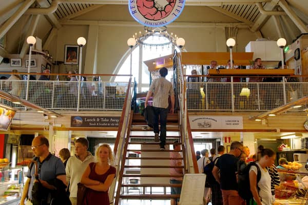 Fischmarkt mit einem Innenansichten und MĂ€rkte sowie groĂe Menschengruppe