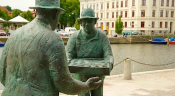 Mercado de Peixe mostrando uma estátua ou escultura e um rio ou córrego