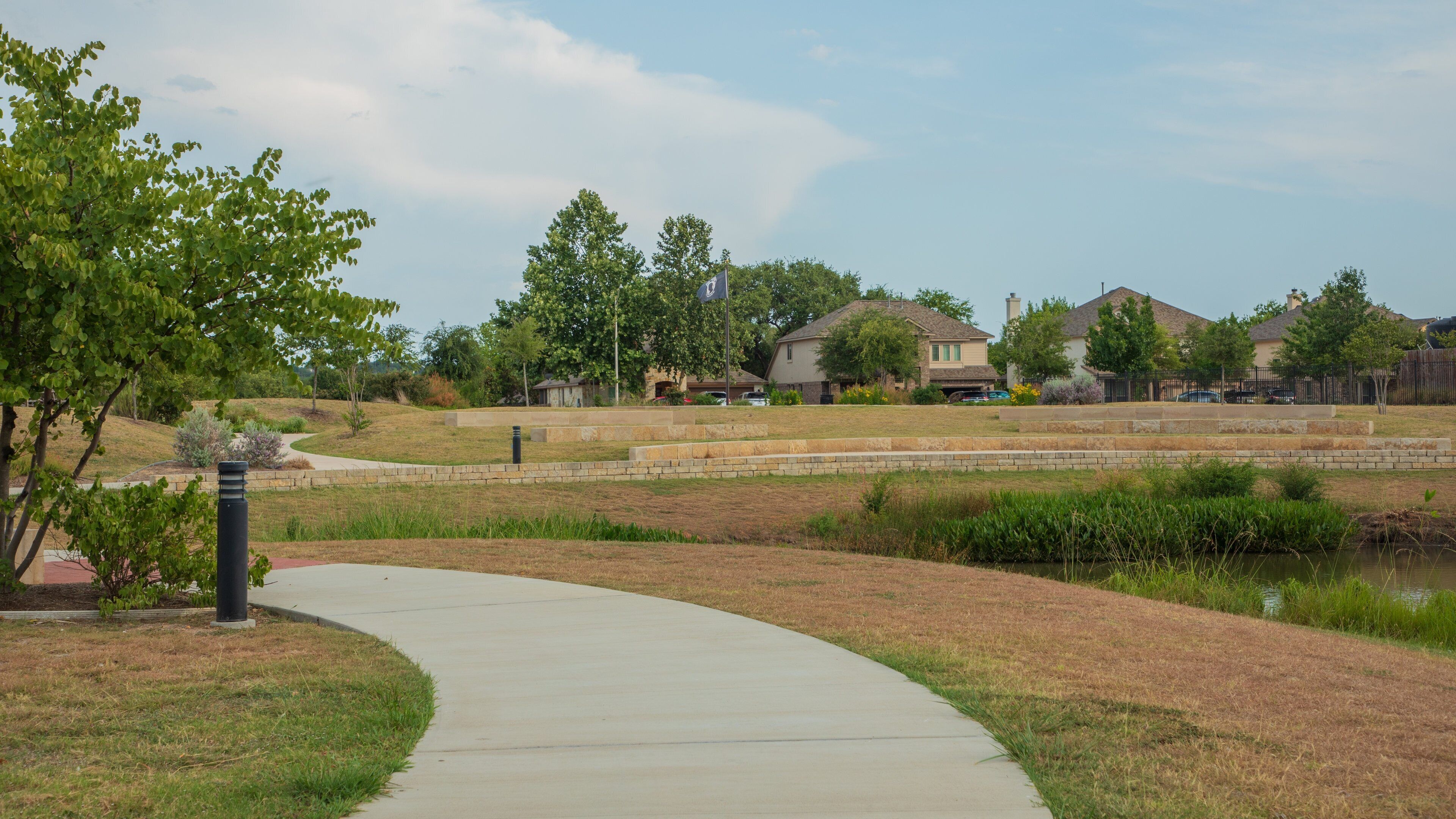 Leander featuring a garden