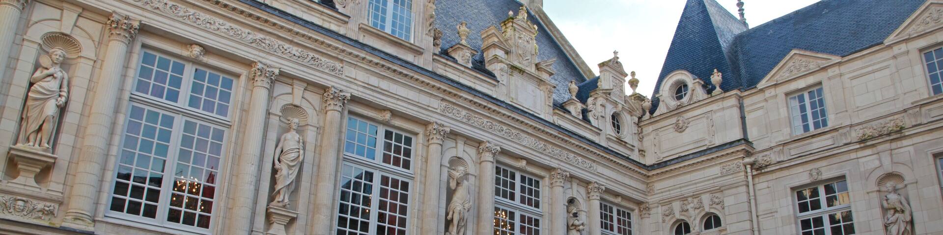 cour intérieure de la mairie de La Rochelle