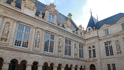 cour intérieure de la mairie de La Rochelle