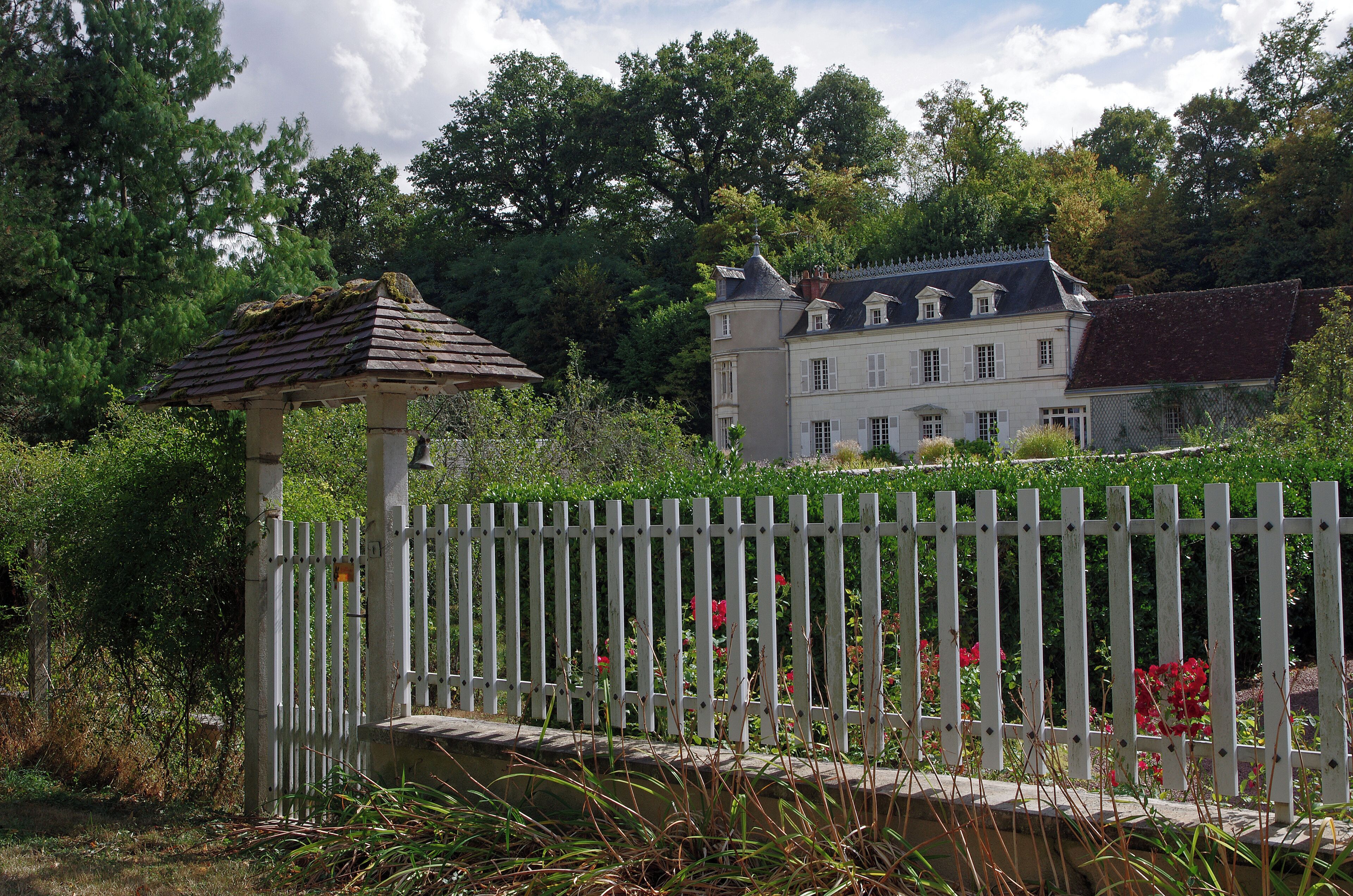 Athée-sur-Cher (Indre-et-Loire) Manoir de la Vigneraie. Somptueuse demeure de plaisance édifiée sur les bords du Cher au XIXe siècle. Le manoir semble avoir été modifié en 1949-1950 par l'architecte Pierre Labadie.