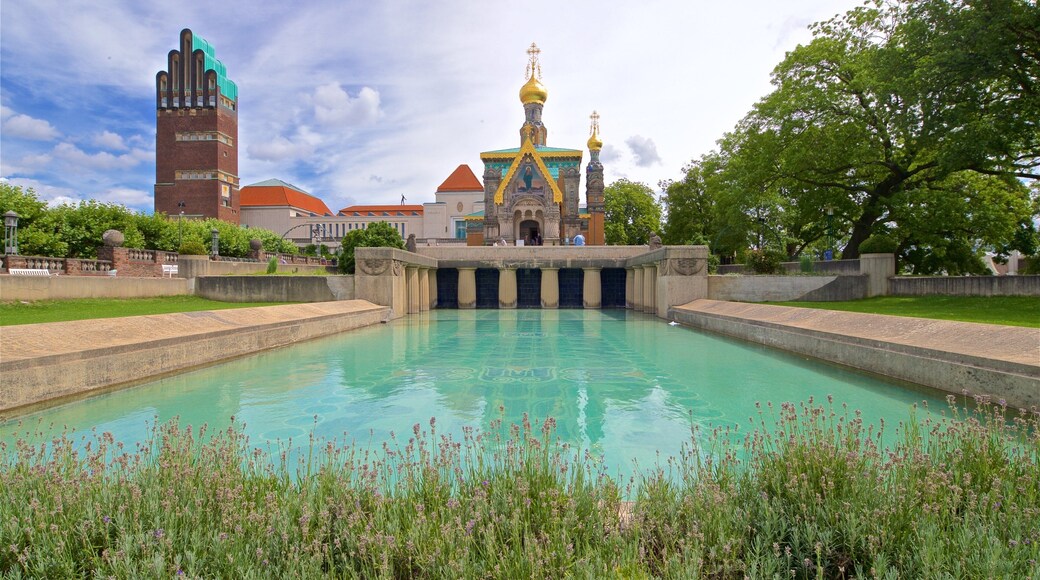 Nhà thờ Nga trong đó bao gồm công viên, hồ và hoa dại