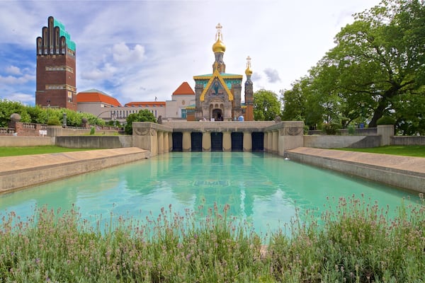 Russische Kapelle mit einem Garten, Teich und historische Architektur