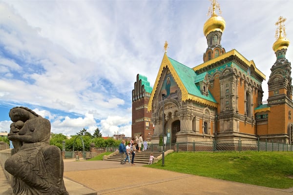 Russische Kapelle mit einem Kirche oder Kathedrale und historische Architektur sowie kleine Menschengruppe