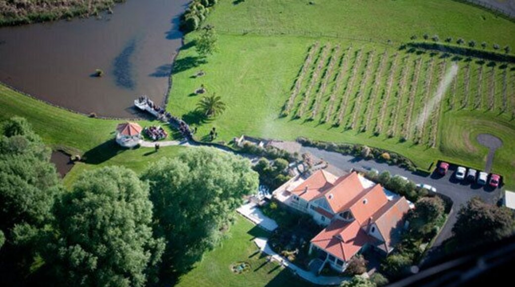 A Beautiful venue situated in the heart of Kumeu.
Sprawling grounds which made for an amazing view among the vines and lake
https://www.gracehill.co.nz