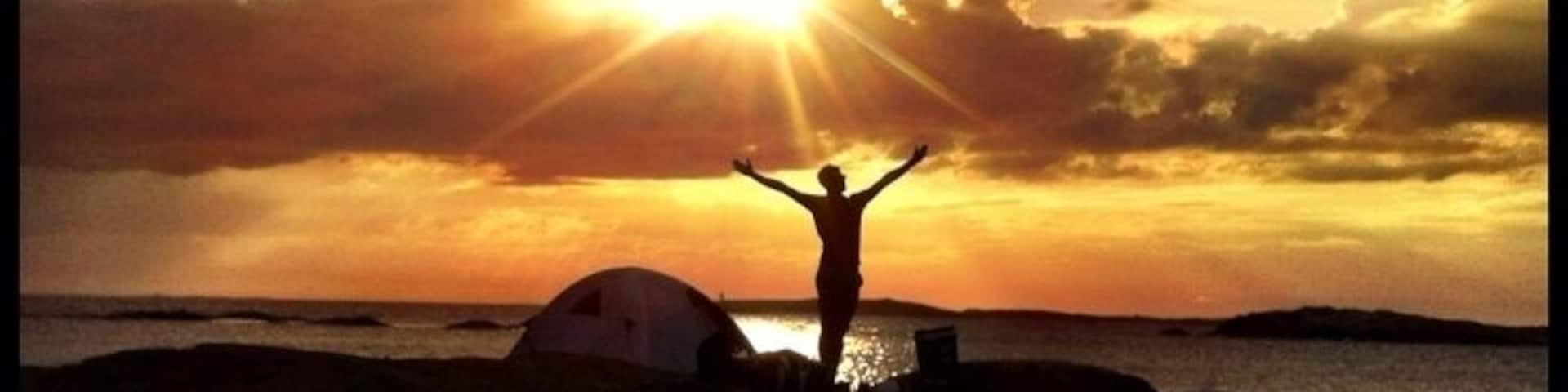 Found this spot while camping with friends last weekend. Beautiful spot right by the sea at the west coast archipelago 30km south of Gothenburg. Bald rocky cliffs but if you look hard you can find some spots with grass where you can put up a tent. Cought some nice cod and flatfish if you like hunting your own meals =)