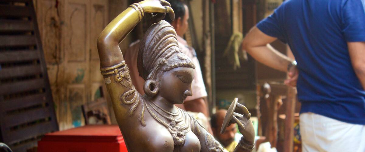 Chor Bazaar featuring a statue or sculpture