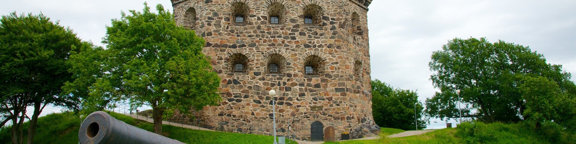 Skansen Kronan mostrando itens militares, arquitetura de patrimĂŽnio e um castelo