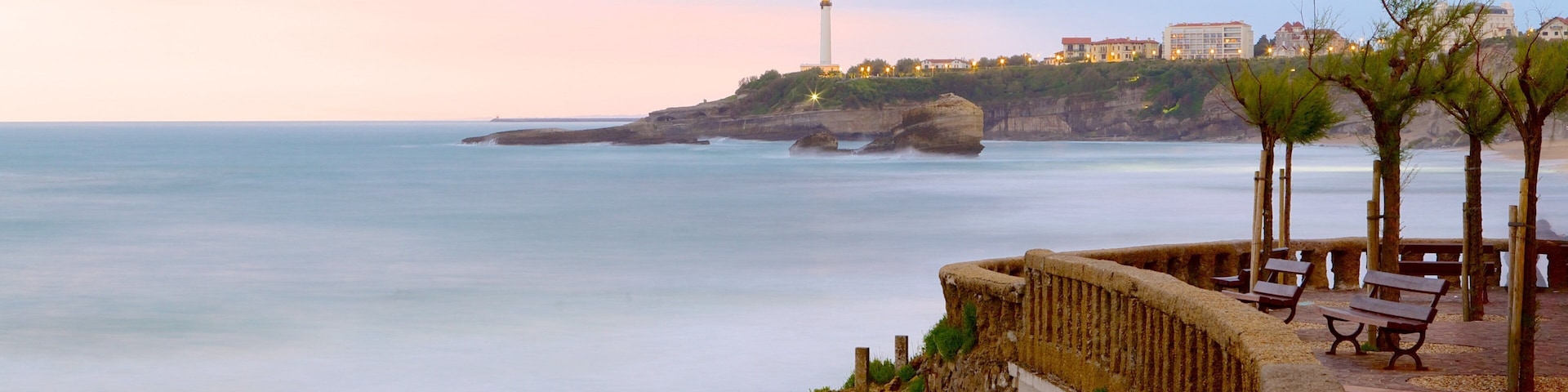 Vieux Port mit einem Sonnenuntergang und allgemeine Küstenansicht