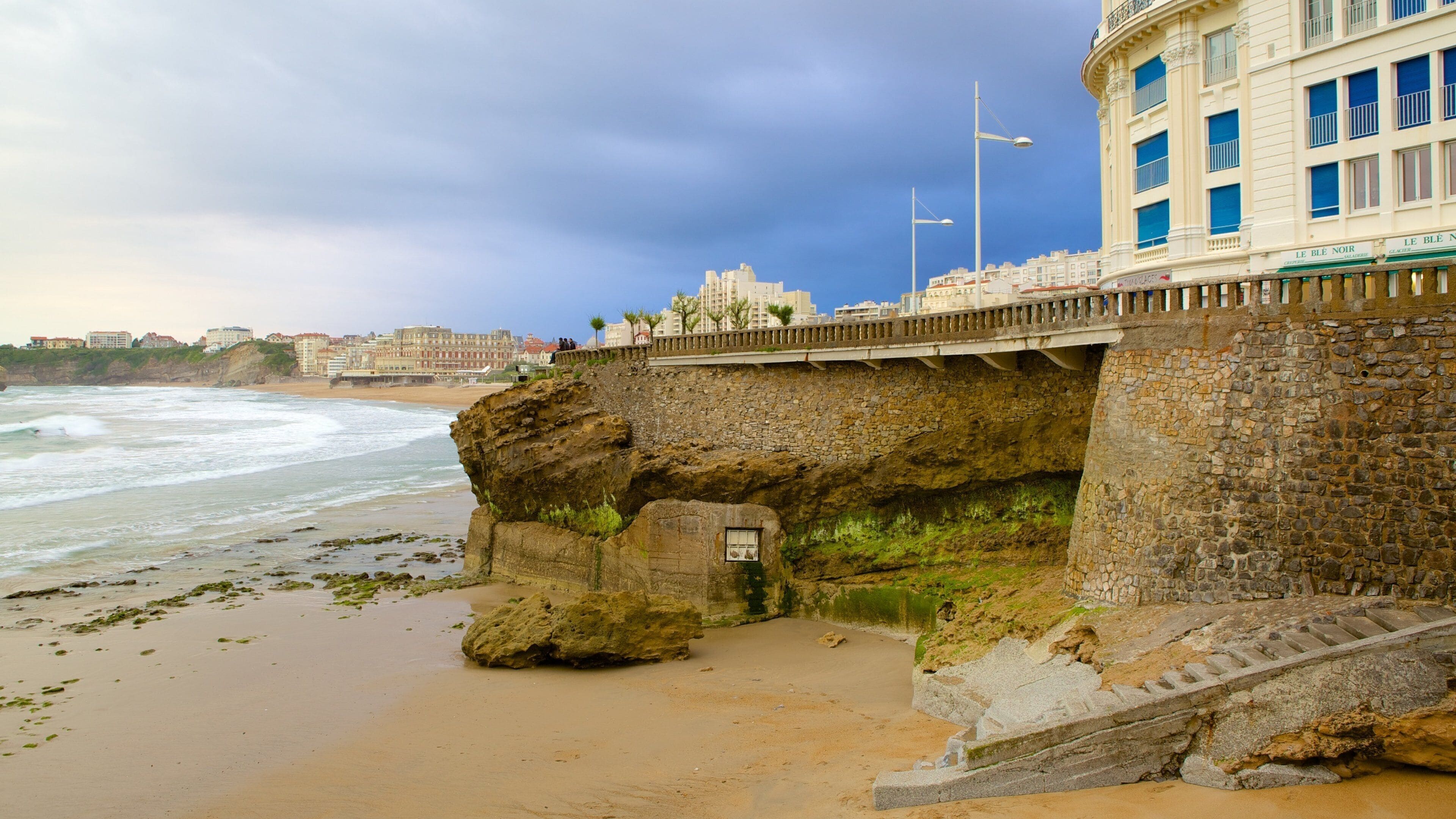 Puerto viejo ofreciendo una playa