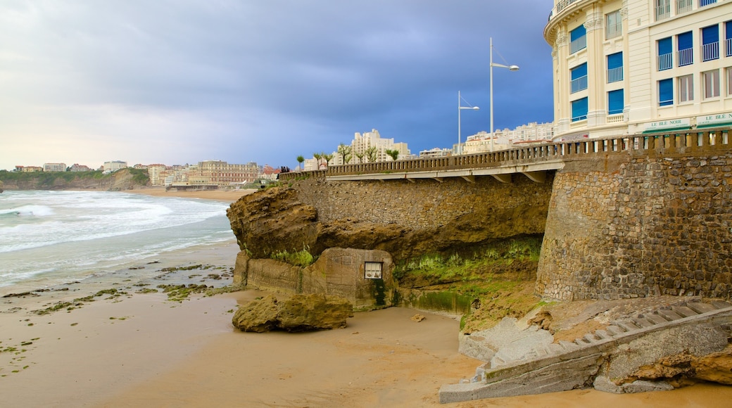 Puerto viejo ofreciendo una playa