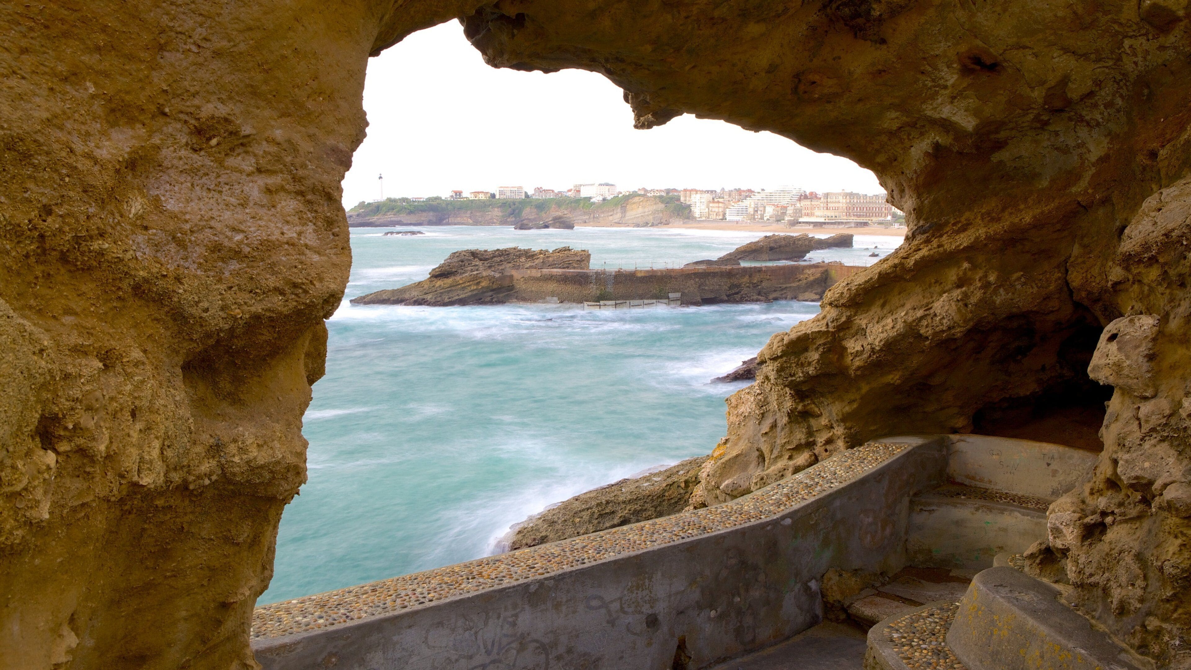 Antigo Porto mostrando cavernas e litoral acidentado