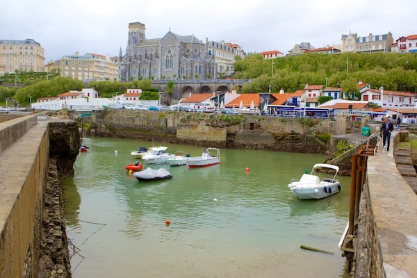 Port Vieux qui includes ville côtière et baie ou port
