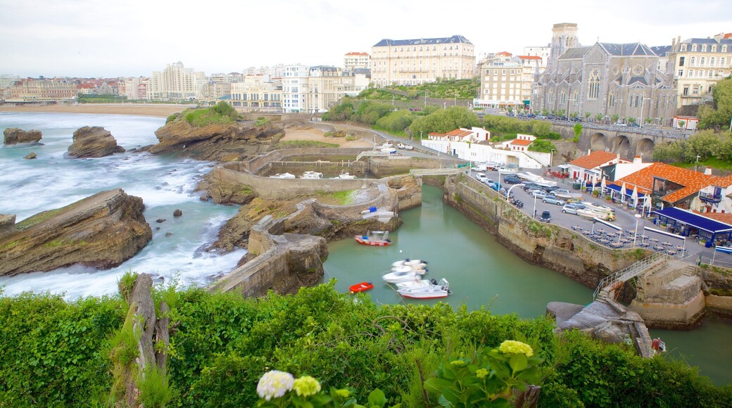 Antigo Porto caracterizando uma cidade litorĂąnea e litoral rochoso