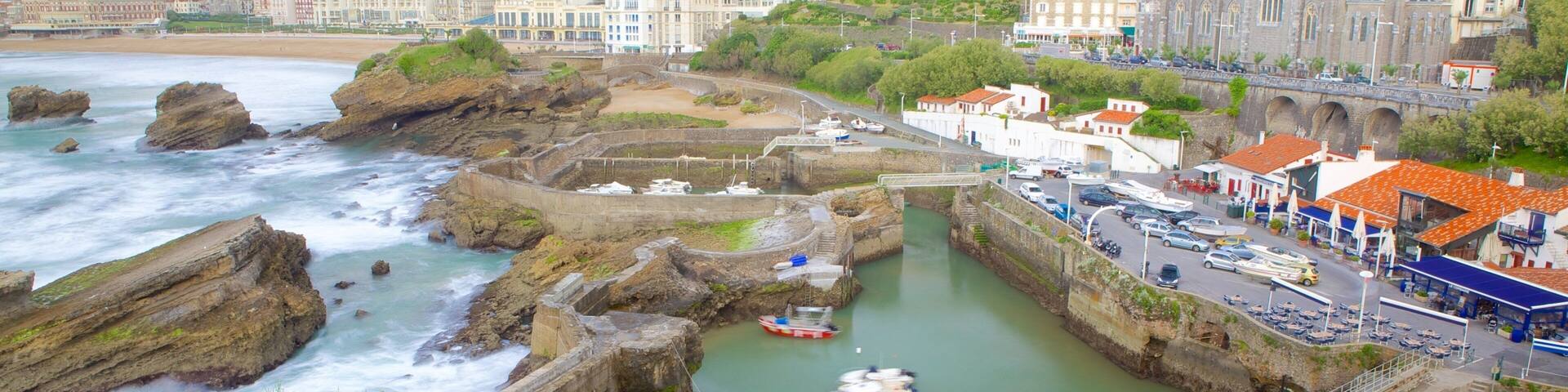 Port Vieux mettant en vedette ville côtière et côte rocheuse