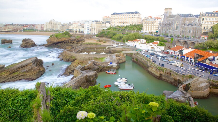 Port Vieux bevat een kuststadje en ruige kustlijn
