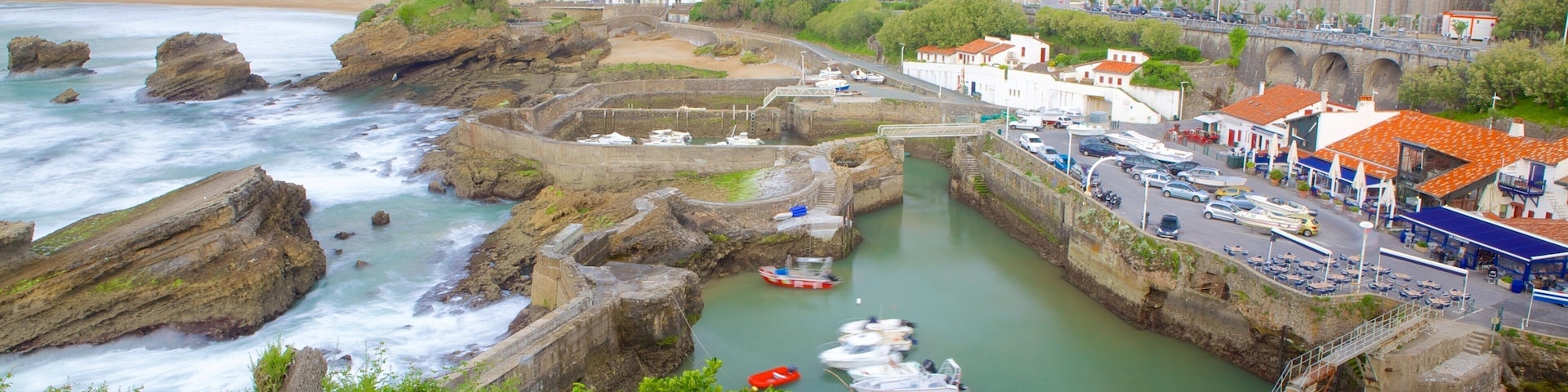 Antigo Porto caracterizando uma cidade litorânea e litoral rochoso