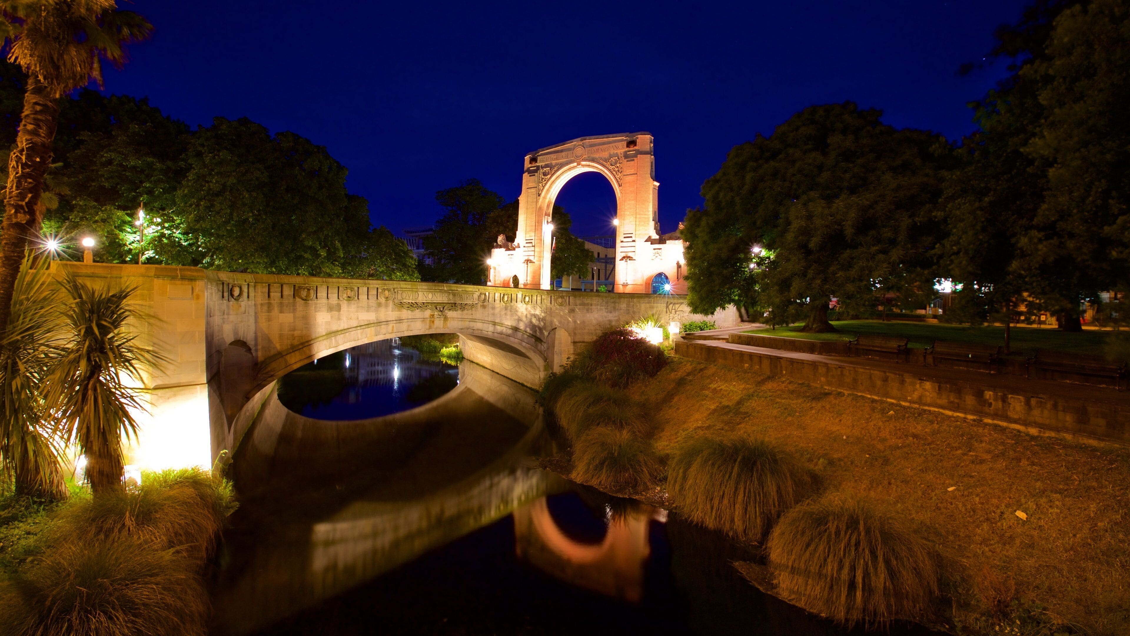 Bridge of Remembrance which includes night scenes, a river or creek and heritage elements