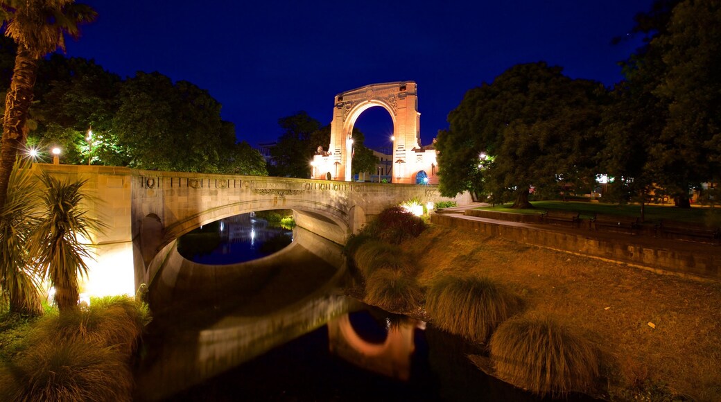 Bridge of Remembrance mostrando un río o arroyo, un puente y elementos del patrimonio
