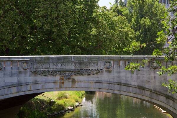 Bridge of Remembrance qui includes pont, jardin et patrimoine architectural