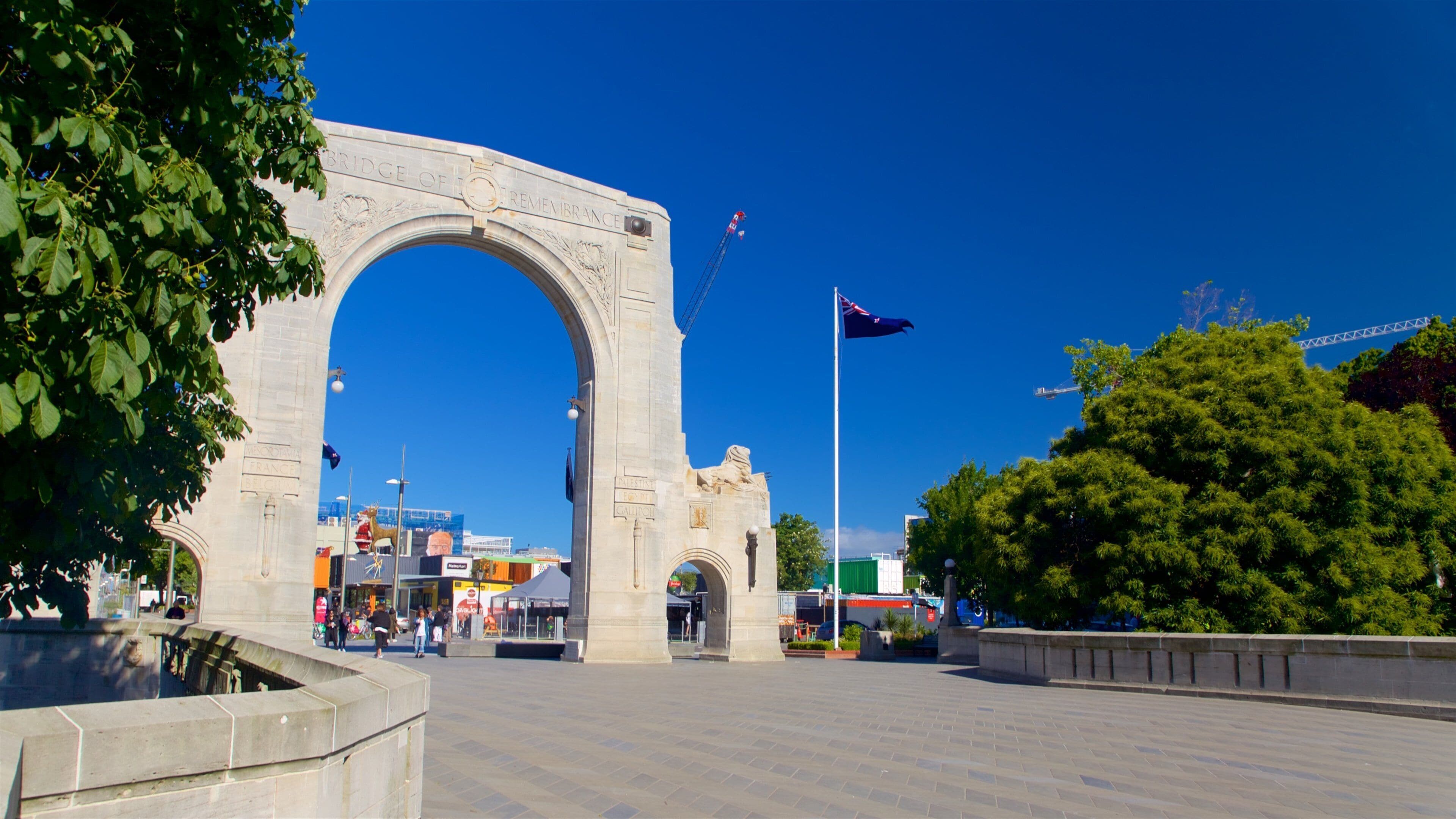 Un gran arco de piedra con la inscripción "Bridge of Remembrance" bajo un cielo azul despejado.