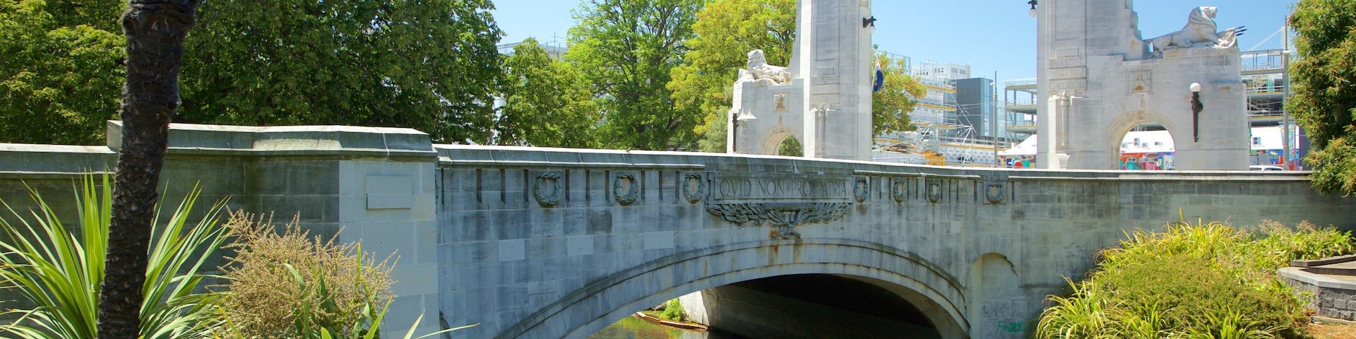 Bridge of Remembrance showing a park, a bridge and heritage architecture