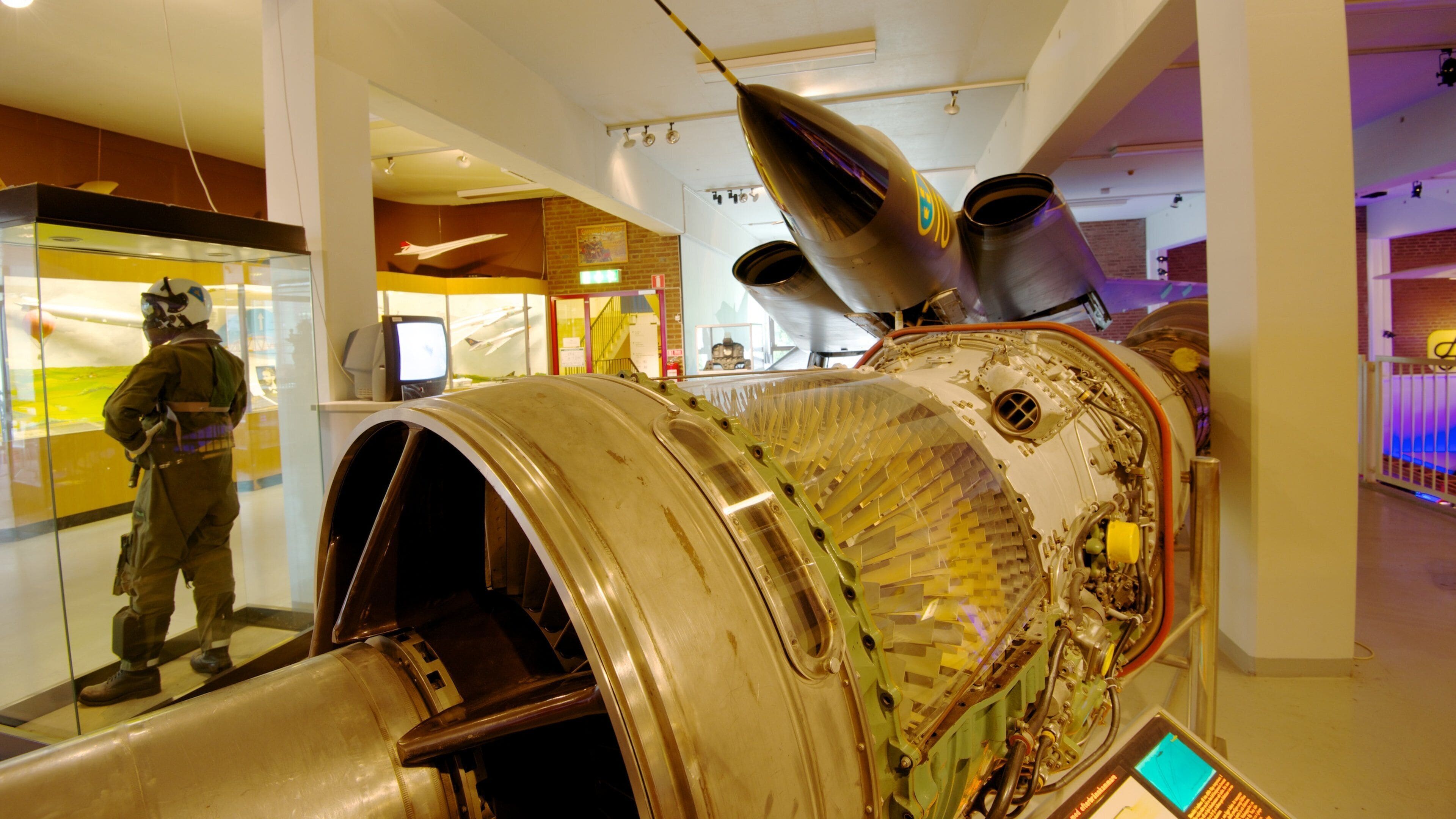 Casa Marítima y de Técnica mostrando avión y vista interna